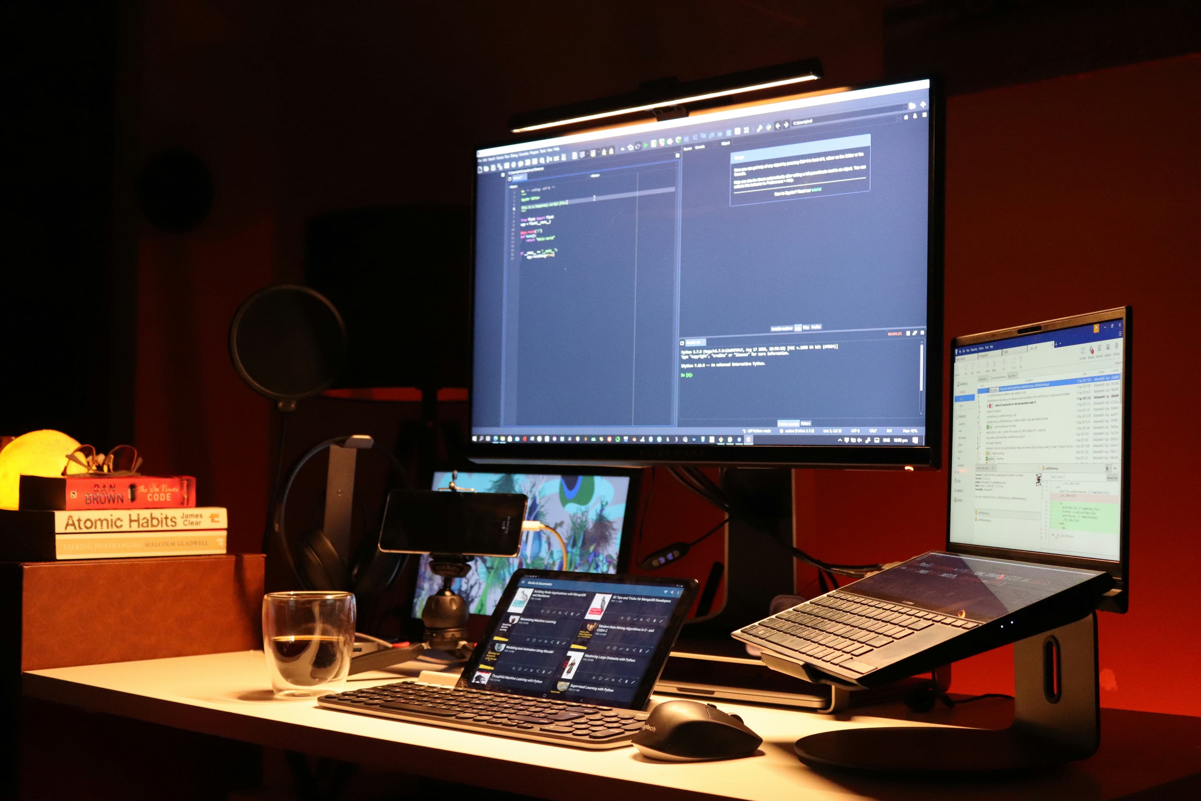 Młody człowiek z laptopem